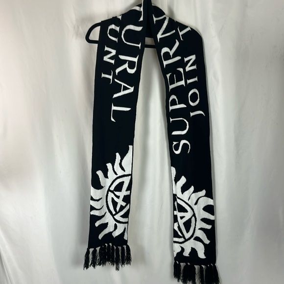Warner Bros Supernatural Join The Hunt Winter Scarf Black White Pentagram Fringe - Picture 3 of 4